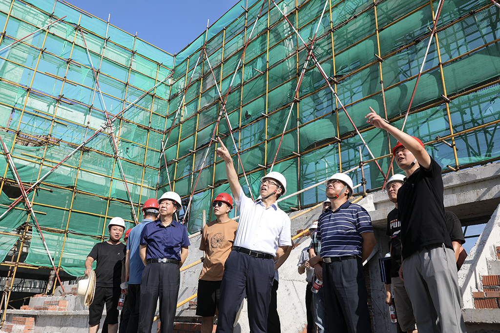校領(lǐng)導(dǎo)深入學(xué)?；?xiàng)目施工現(xiàn)場(chǎng)檢查指導(dǎo)工作
